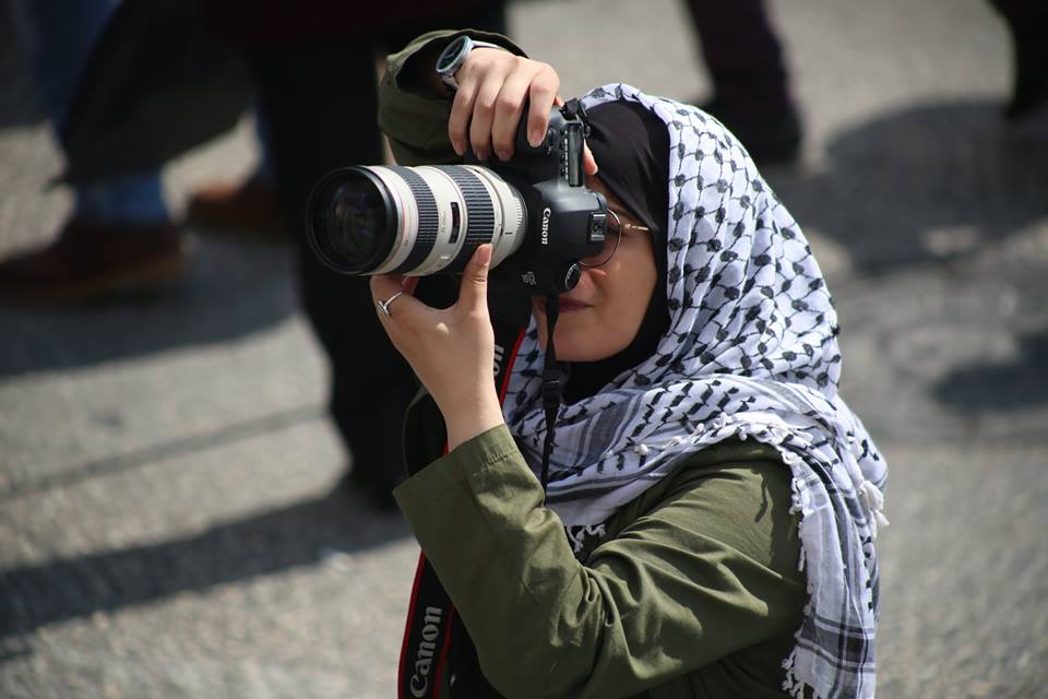 رغم إصابتها بالصمم الا أنها نجحت في شق طريقها نحو النجاح في عالم  التصوير الفوتوغرافي
